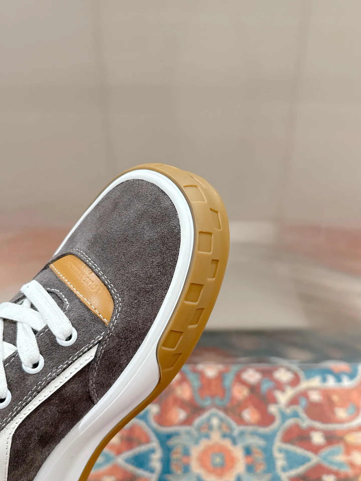 👟👟Ex-factory price 640👟👟 LV men's new tilt sneakers, classic catwalk style, air-glue technology, very comfortable on the feet. Luxurious materials, fine workmanship, European made English letters printed on the midsole, the upper is made of calfskin, the side is decorated with the brand LOGO and signature, the latest latex foot pads ➕ mesh lining, the foot feels super comfortable. Two-color TPU combination outsole. Packing process Goodyear stitched seam fabric: first-layer cowhide, lining: customized silky mesh lining-first-layer silk cowhide lining Bottom thickness: 0.5cm ☑️size: men's 39-44 (45 customized, non-returnable)